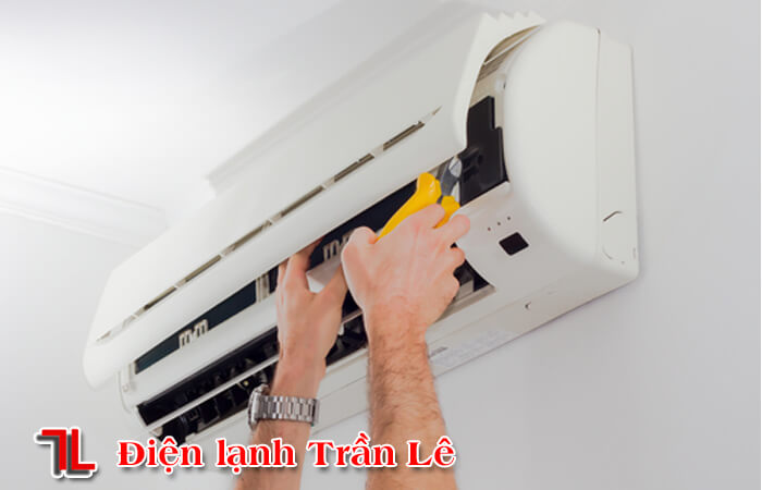 Cong-dung-cua-tui-hung-nuoc-ve-sinh-may-lanh-2