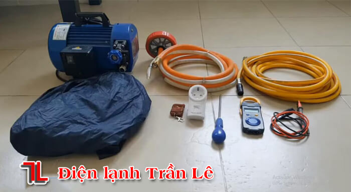 Cong-dung-cua-tui-hung-nuoc-ve-sinh-may-lanh-3