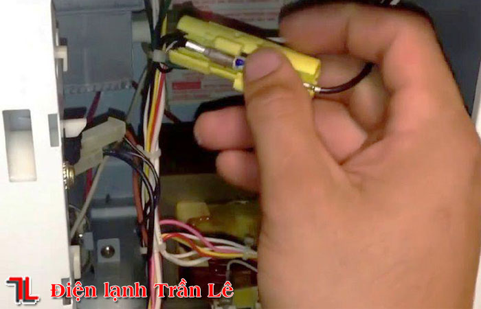 Hướng dẫn thay cầu chì lò vi sóng cực dễ 3 Huong-dan-thay-cau-chi-lo-vi-song-3