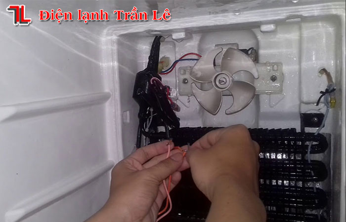 Xử lý tủ lạnh bị đóng tuyết ngăn đá với 8 bước 4 Xu-ly-tu-lanh-bi-dong-tuyet-ngan-da-4