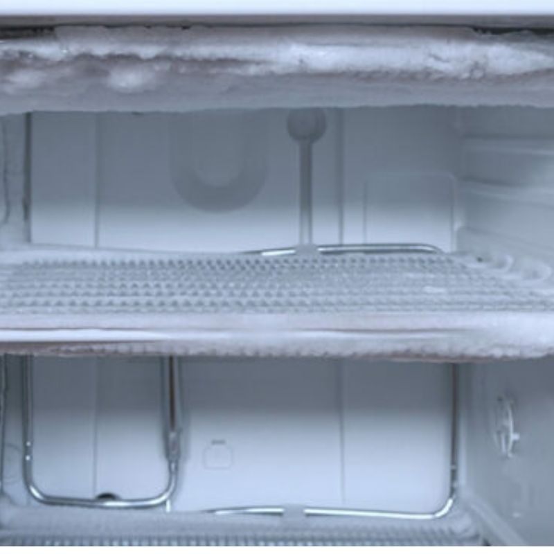 Mách Bạn Cách Xử Lý Tủ Lạnh Không Đông Đá Nhanh Chóng Và Hiệu Quả 1 Thời gian làm đá lâu là dấu hiệu nhận biết tủ lạnh không đông đá