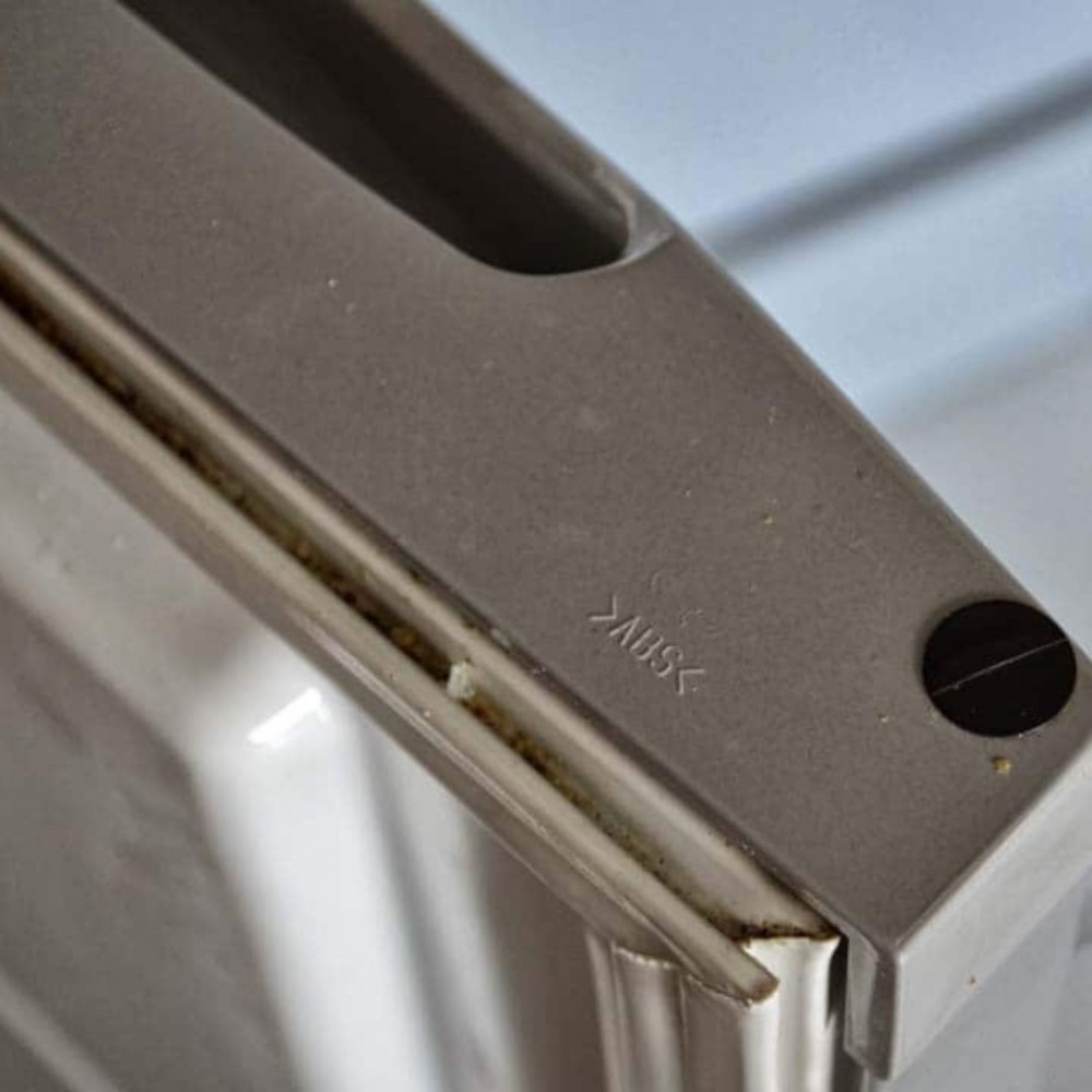 Hướng Dẫn Thay Ron Tủ Lạnh Ngay Tại Nhà Đơn Giản Và Tiết Kiệm 2 Không vệ sinh ron tủ lạnh là nguyên nhân khiến ron bị hư