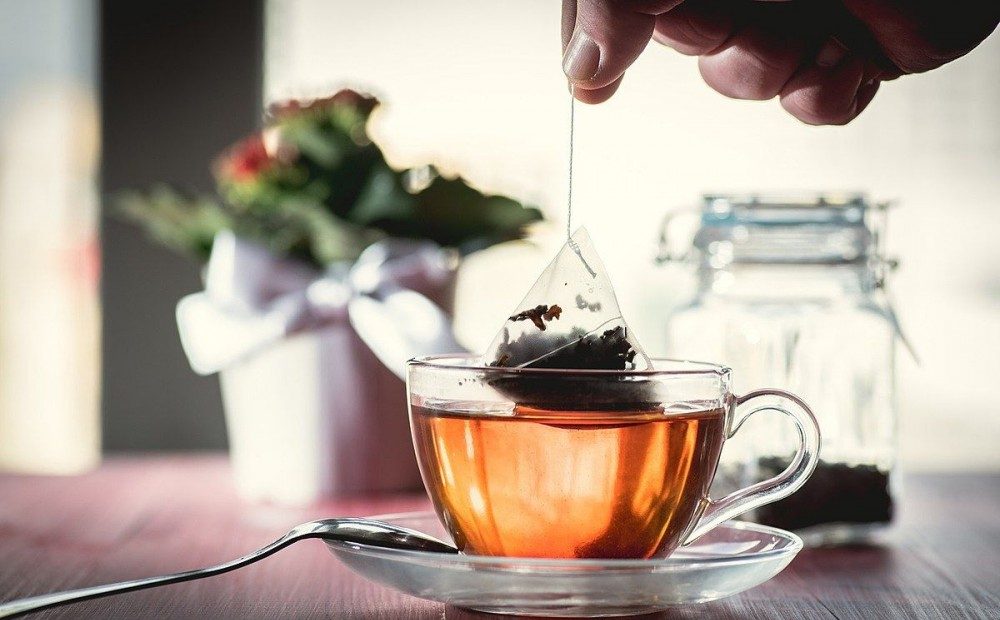 10 Cách Khử Mùi Hôi Cho Tủ Lạnh Đơn Giản, Rẻ Bèo Ngay Tại Nhà 7 sử dụng túi trà để khử mùi tủ lạnh