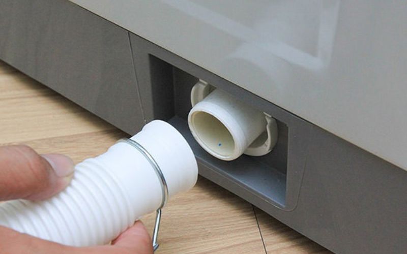 Hướng dẫn cách lắp vòi nước máy giặt Toshiba đúng cách 3 Lắp vòi nước máy giặt Toshiba